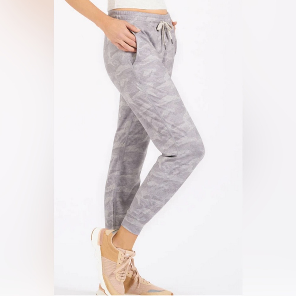 Vuori Women’s Performance Joggers Gray Camo Small